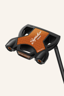 TaylorMade Spider Tour Black #3 Putter, Nahaufnahme des schwarzen Putters mit geschwungenem Griff und Markenlogo.