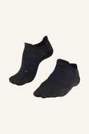 Dünne, unsichtbare Falke Go5 Invisible Socken aus Baumwolle, ideal für Sneaker und Sportschuhe, in Weiß.