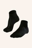 Falke GO2 Short Golfsocken in Weiß, vorneansicht mit Mesh-Einsätzen und Komfortbündchen, leichte Sportsocken für Golfsport.