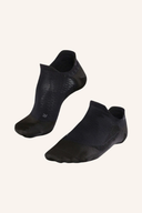 Falke Go5 Invisible Socken in Schwarz, frontansicht, nahtlos und unsichtbar für bequemen Tragekomfort.