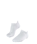Nahtlose schwarze Falke GO2 Invisible Socken für Damen, Blick von vorne auf weiches, unsichtbares Design