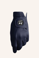 Golfhandschuh von TaylorMade, Tour Preferred Modell, aus weichem Leder, zeigt die handgeschneiderte Passform und rutschfesten Griff.