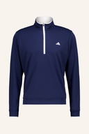 Leichter Adidas 1/4 Reißverschluss Pullover aus atmungsaktivem Material, in neutraler Farbe, auf einem weißen Hintergrund.