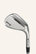 Cleveland RTZ Tour Satin Wedge, Golfschläger mit satinierter Oberfläche und ergonomischem Griff, auf einem Golftisch liegend