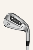 Callaway Apex Ai300 Eisensatz mit modernen Eisen, zeigt die karbonfaserbeschichteten Schlägerköpfe und schlankes Design.