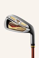 Majesty Prestigio XII Eisensatz mit Lady-Design, inklusive Eisen für Golf, auf dem Platz liegend, mit Schlägern und Golfbällen.
