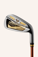Majesty Prestigio XII Eisensatz mit sechs Golfschlägern, silberne Eisen mit schwarzem Griff, auf Rasen liegend.