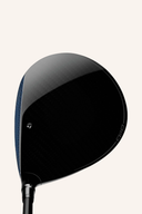 TaylorMade Qi10 Driver mit standardem Schlägerkopf, glänzende Oberfläche und Griff, bereit für den Golfschwung.