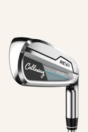 Callaway Reva Rise Eisensatz mit vier Eisenschlägern, liegend auf einem Golfplatz, detaillierte Griffe und Schlägerköpfe sichtbar