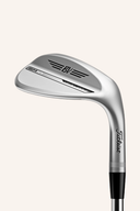 Verchromter Titleist SM10 TC Wedge mit kurzer Klinge und griffigem Griff für präzises Golfspiel, Nahaufnahme in natürlichem Licht
