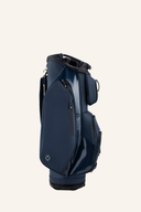 Vessel Lux 14-Wege Cartbag mit mehreren Fächern und Griffen, ideal für Golfausrüstung, auf einem Golfplatz liegend