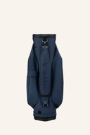 Vessel Lux 14-Way Cartbag mit mehreren Fächern, aus robustem Material, auf einem Golfwagen liegend, für optimalen Clubtransport.
