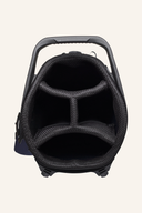 Wilson Exo Lite Standbag mit mehreren Fächern und Schultergurt, ideal für Golfer, auf einem grünen Golfplatz.
