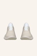 Ecco Biom H5 Golfschuhe in Weiß und Grau, seitlicher Blick, sportliches Design, langlebiges Material, für optimalen Halt beim Golf.