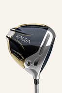 TaylorMade Kalea Gold Driver, moderne Golfschläger mit goldener Oberfläche und ergonomischem Griff, auf einem Golfplatz liegend.