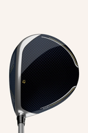 Gold TaylorMade Kalea Driver mit schwarzem Griff und flexibler Schlagfläche, für präzise Abschläge und hohe Weite.