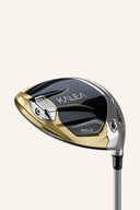Goldene TaylorMade Kalea Driver mit großem Schlägerkopf und Griff, bereit für den Abschlag auf dem Golfplatz