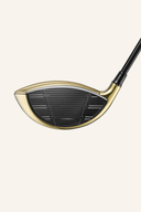 Golfschläger TaylorMade Qi 35 Designer Series Gold Driver, glänzende Oberfläche, modernes Design, auf einem Golfplatz liegend