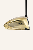 Gold Driver der TaylorMade Qi 35 Designer Series mit schwarzem Griff und aerodynamischem Design für optimale Ballkontrolle.