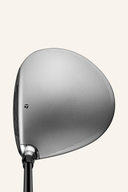 Silberner TaylorMade Qi 35 Designer Series Driver mit schwarzem Griff und aerodynamischer Kopfgestaltung.