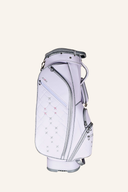 Luxuriöse XXIO Cartbag auf einem Golfwagen, detailreiche Nahaufnahme der Taschen und hochwertigen Stoffe.