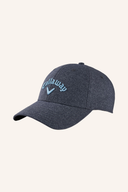Callaway Stitch Magnet Cap, schwarze Kappe mit gesticktem Logo und Magnetverschluss, geeignet für sportliche Aktivitäten.