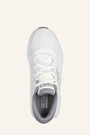 Skechers Max Fairway 4 Golfschuhe in dunklem Design mit Schnürung und rutschfester Sohle, geeignet für Golfsport.