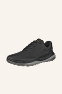 Ecco LT1 Golfschuhe in schwarzem Leder mit Schnürung, auf grünem Rasen liegend, für optimalen Halt beim Golfspielen.