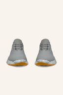 Ecco Biom H5 Golfschuhe in Weiß mit schwarzem Akzent, Vorderansicht, bequeme Sportschuhe für Golfspieler