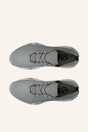 Ecco Biom H5 Golfschuhe in Schwarz mit grünem Akzent, seitliche Ansicht, atmungsaktives Material, sportlich und bequem.
