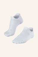 Nahtlose Falke Go5 Invisible Socken in neutralem Farbton, Vorderansicht, bequemes Tragegefühl, ideale unsichtbare Sportsocken