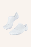 Nahtlose, schwarze GO2 Invisible Socken von Falke, Vorderansicht, minimalistische Design, ideal für unsichtbaren Tragekomfort