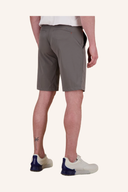 Rückansicht von grauen Chino-Shorts an einem männlichen Modell, gepaart mit weißem T-Shirt und cremefarbenen Sneakern mit dunkelblauen Akzenten