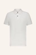 Weißes Herren-Poloshirt mit Kragen und schwarzen Knöpfen, Kurzarm, auf neutralem Hintergrund