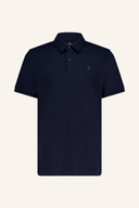 Marineblaues Poloshirt mit kurzen Ärmeln und gesäumtem Kragen, mit subtlem 'B'-Logo auf der Brust, vor neutralem beigem Hintergrund