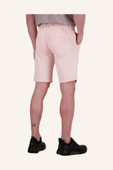 Rückansicht von hellrosa Herren-Shorts mit Gürtel und strukturiertem Hemd, getragen mit schwarzen Sportschuhen vor neutralem Hintergrund