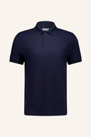 Marineblaues Poloshirt mit kurzen Ärmeln und Knopfleiste auf neutralem Hintergrund