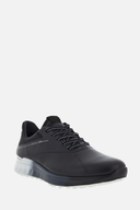 Ecco S-Three Golfschuhe aus Leder mit schwarzen Schnürsenkeln und rutschfester Sohle auf grünem Golfplatz.