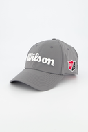 Wilson Pro Tour Cap, schwarze Kappe mit gebogenem Schirm und Wilson-Logo, ideal für sportlichen Schutz und Stil.