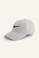 Nike Club Cap, schwarze Kappe mit Nike-Logo auf der Vorderseite, aus bequemem Material, für sportlichen Stil.
