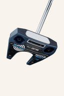 Odyssey AI One Square to Square #7 Putter, schwarzer Golfputter mit quadratischer Schlagfläche, auf grünem Golfplatz.