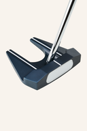 Odyssey AI One Square to Square #7 Putter mit schwarzem Griff und Edelstahlkopf auf grünem Golfplatz.