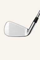 Callaway Elyte Eisensatz mit mehreren Golfschlägern, Fokus auf Schlägerkopf und Griff, auf weißem Hintergrund.