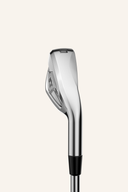 Callaway Elyte Eisensatz mit mehreren Golfschlägern, liegend auf grünem Rasen, für optimales Spiel.