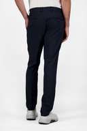 Lange Golfhose von J. Lindeberg, moderne Vent Golf Pant, aus atmungsaktivem Stoff, zeigt sportlichen Stil und bequemen Sitz.
