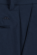 Lange Golfhose von J. Lindeberg, Vent Golf Pant, in neutral Farbe, mit elastischem Bund und sportlichem Design.