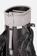 Zeller Golfbags KingSize Cartbag auf einem Golfwagen, mit mehreren Fächern und robustem Design für den Golfplatz.