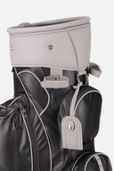 Zeller Golfbags KingSize Cartbag auf einem Golfwagen, geräumiger Golfbag mit mehreren Fächern und stabiler Tragegriff.