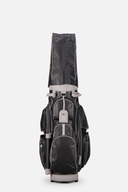 Zeller Golfbags KingSize Cartbag auf einem Golfwagen, mit mehreren Fächern und robustem Design, für bequemes Golfspielen.