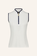 Rotes Jack Nicklaus Solid Polo-Shirt aus Baumwolle, kurze Ärmel, klassisches Design, auf einem weißen Hintergrund sichtbar